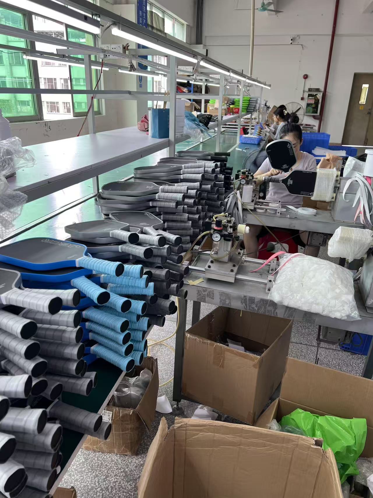 匹克球拍生产线和整齐排列的球拍